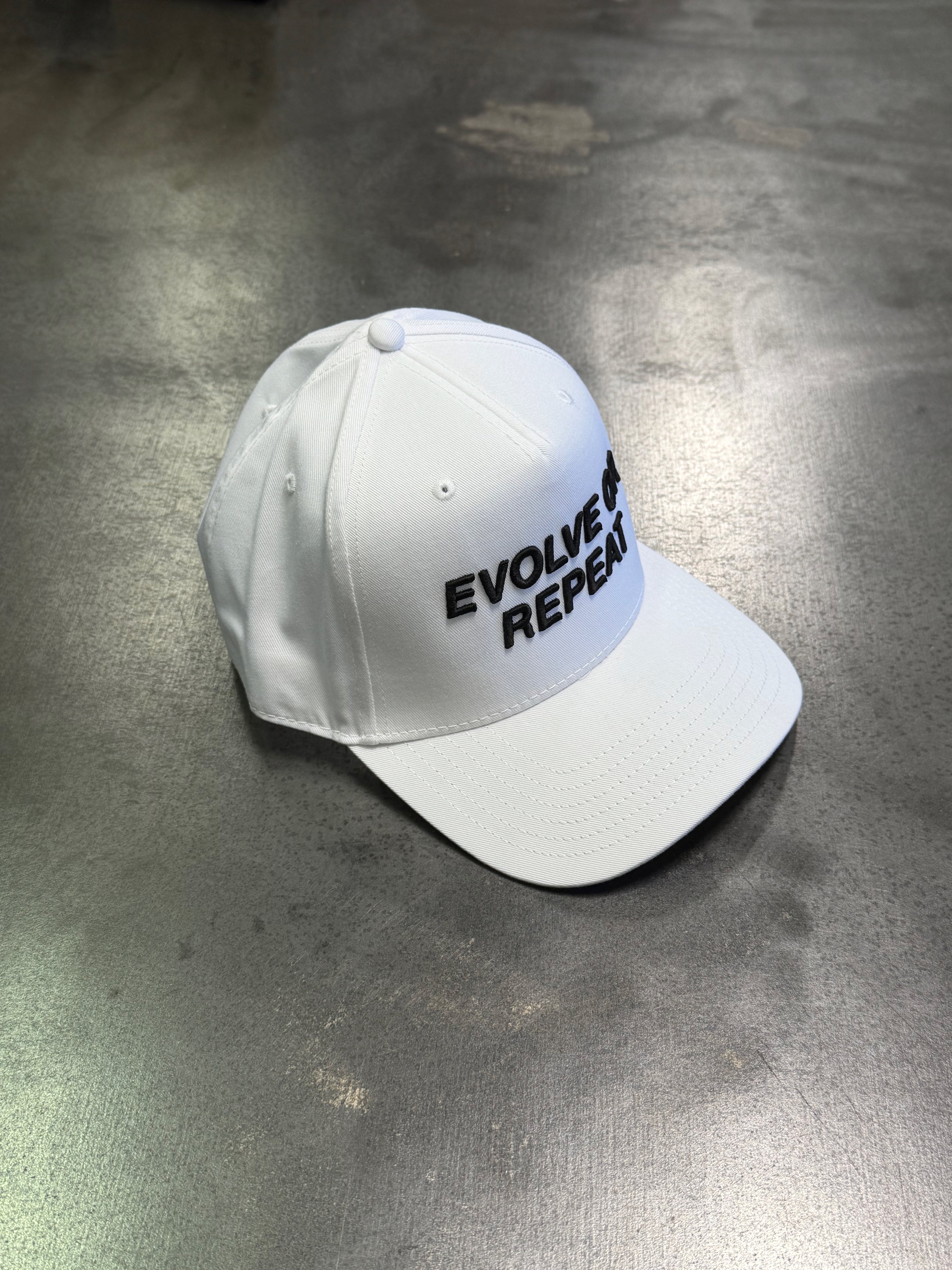 555UMMER HAT - WHITE